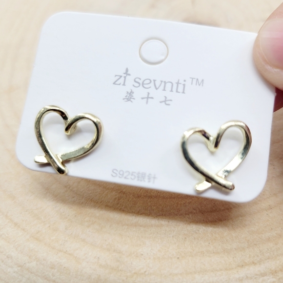 Brand New Gold Tone Hearts Earrings - Picture 2 of 5